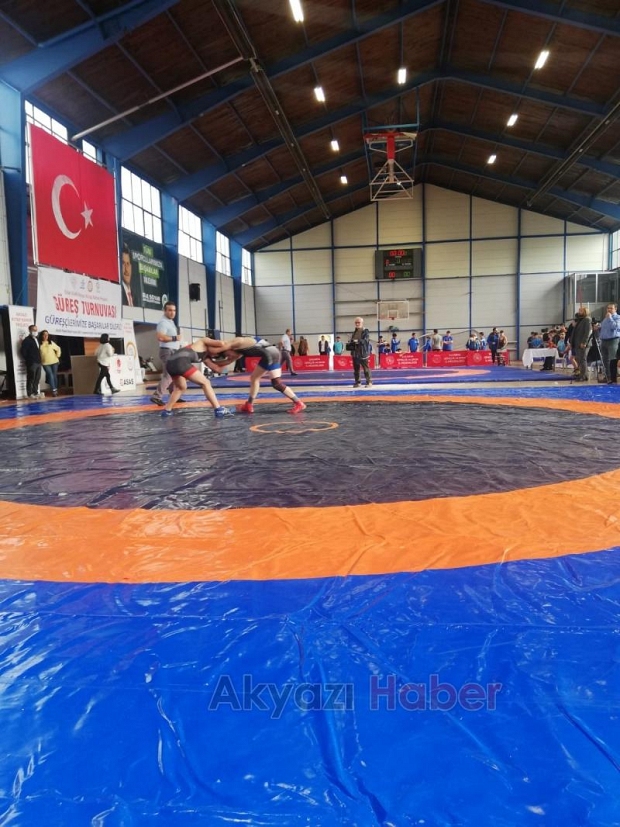 Akyazı'da düzenlenen güreş turnuvası sona erdi.