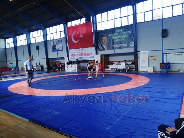 Akyazı'da düzenlenen güreş turnuvası sona erdi.
