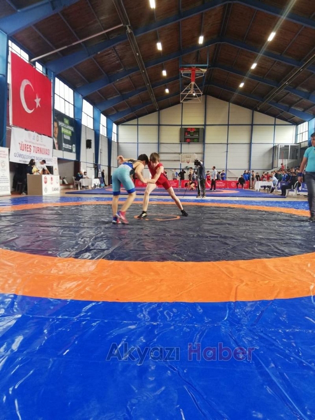 Akyazı'da düzenlenen güreş turnuvası sona erdi.