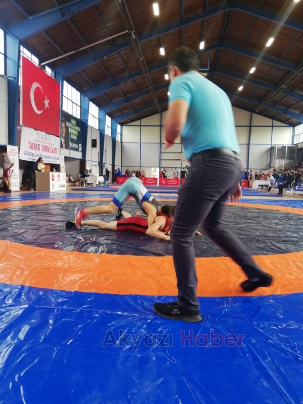 Akyazı'da düzenlenen güreş turnuvası sona erdi.
