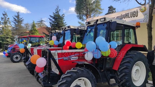 Akyazı'da orman köylülerine hibe destekli 10 traktör verildi