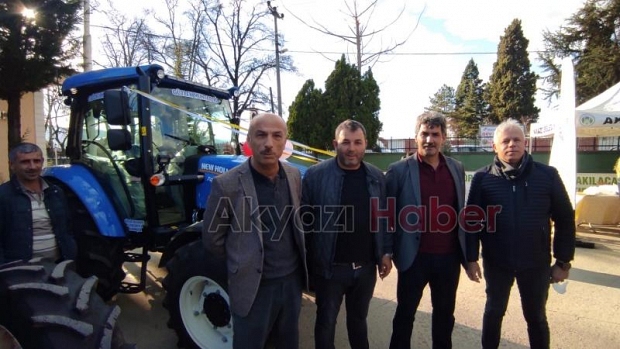 Akyazı'da orman köylülerine hibe destekli 10 traktör verildi