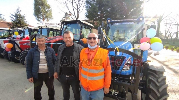 Akyazı'da orman köylülerine hibe destekli 10 traktör verildi