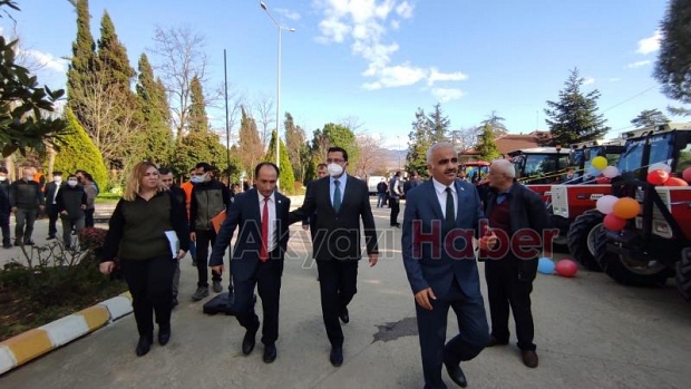 Akyazı'da orman köylülerine hibe destekli 10 traktör verildi