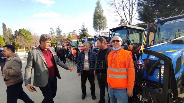 Akyazı'da orman köylülerine hibe destekli 10 traktör verildi