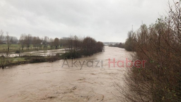 Şiddetli yağış Akyazı'yı vurdu.