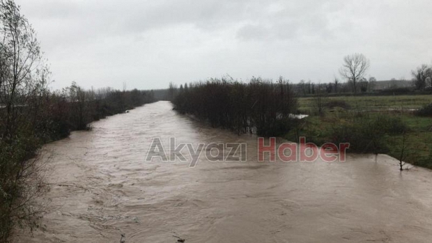 Şiddetli yağış Akyazı'yı vurdu.