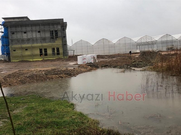 Şiddetli yağış Akyazı'yı vurdu.