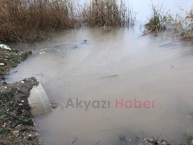 Şiddetli yağış Akyazı'yı vurdu.