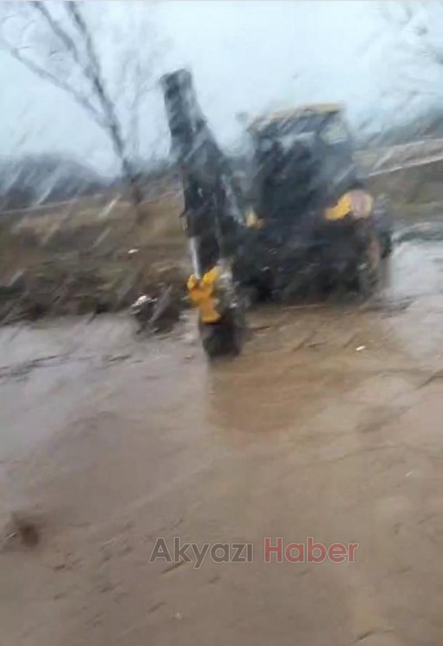 Şiddetli yağış Akyazı'yı vurdu.