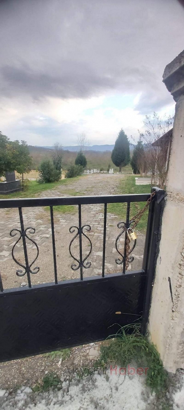 Mezarlığın kapılarına kilit vurmak zorunda kaldılar