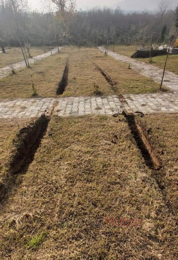 Mezarlığın kapılarına kilit vurmak zorunda kaldılar