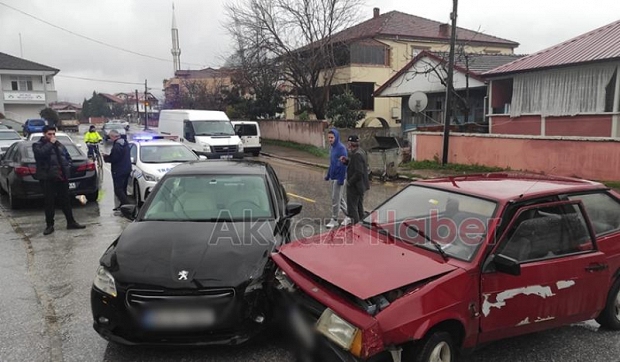 Akyazı'da iki otomobil çarpıştı