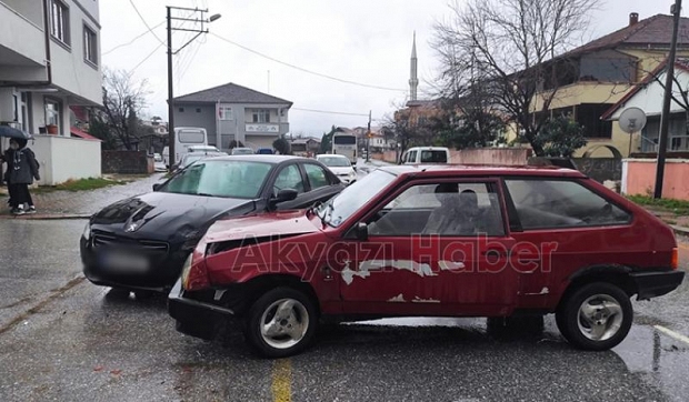 Akyazı'da iki otomobil çarpıştı