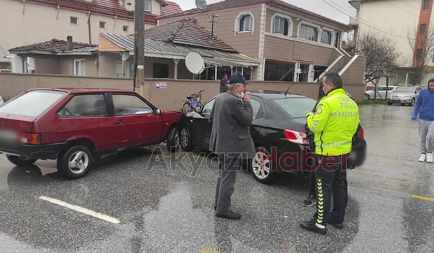 Akyazı'da iki otomobil çarpıştı
