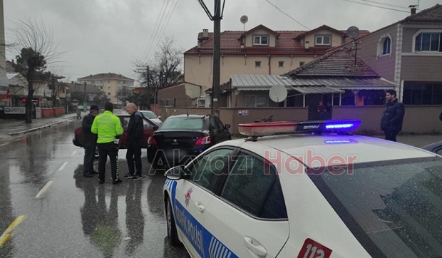 Akyazı'da iki otomobil çarpıştı