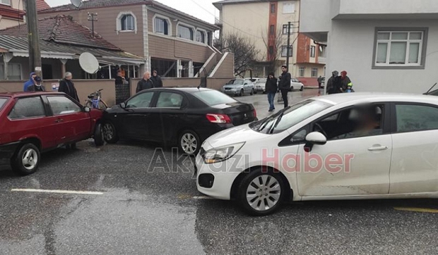 Akyazı'da iki otomobil çarpıştı
