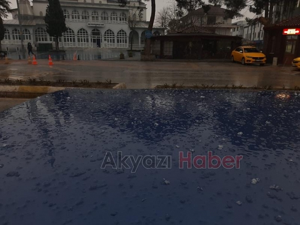 Akyazı'da kar yağışı kendini gösterdi