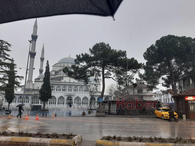 Akyazı'da kar yağışı kendini gösterdi