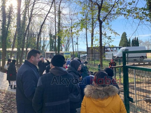 Akyazı'da üniversite öğrencilerinden barınak ziyareti