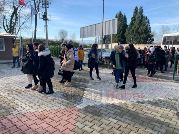 Akyazı'da üniversite öğrencilerinden barınak ziyareti