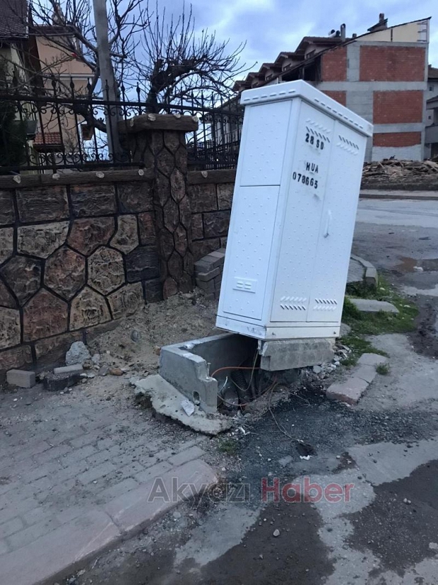 Araç telefon ve internet kutusuna çarpıp zarar verdi