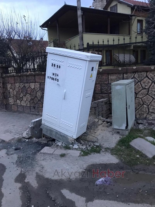 Araç telefon ve internet kutusuna çarpıp zarar verdi