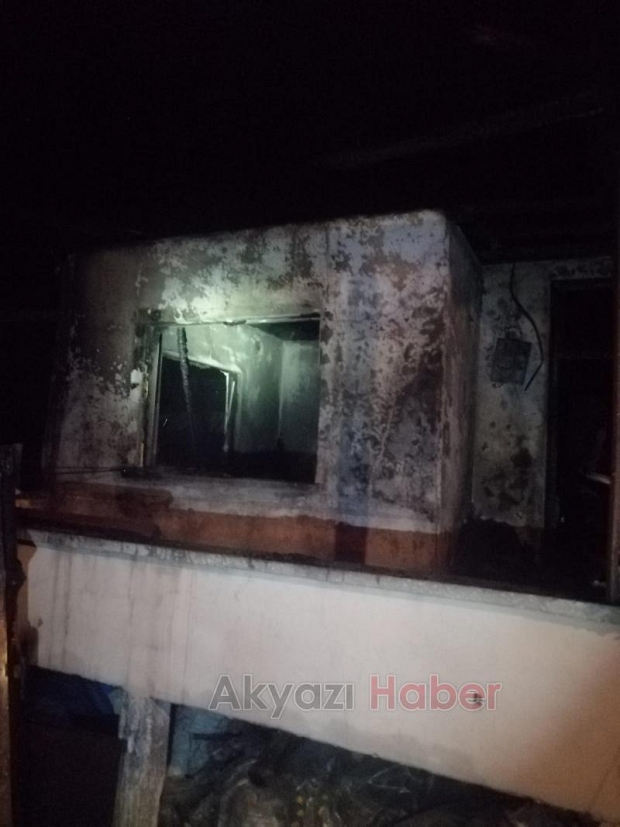 Karapürçek'te ahşap ev yandı