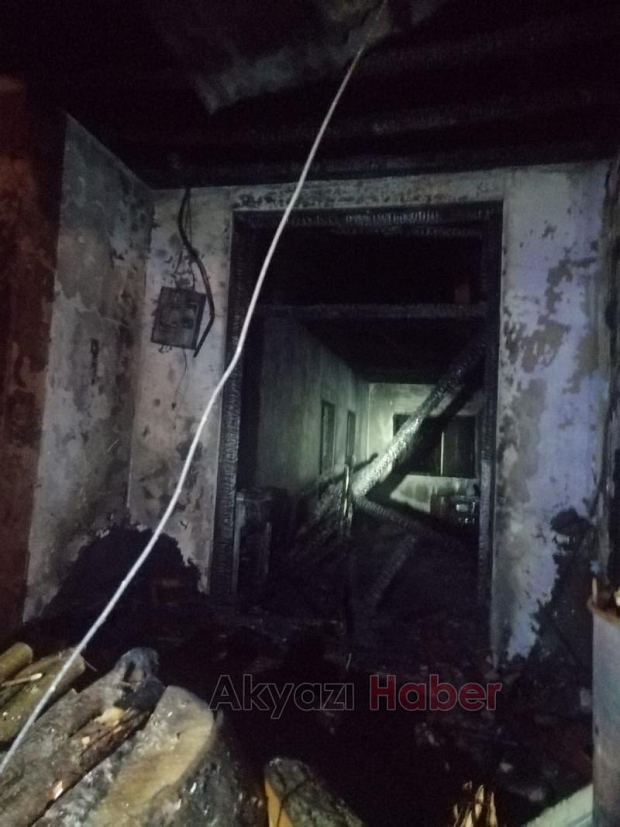 Karapürçek'te ahşap ev yandı