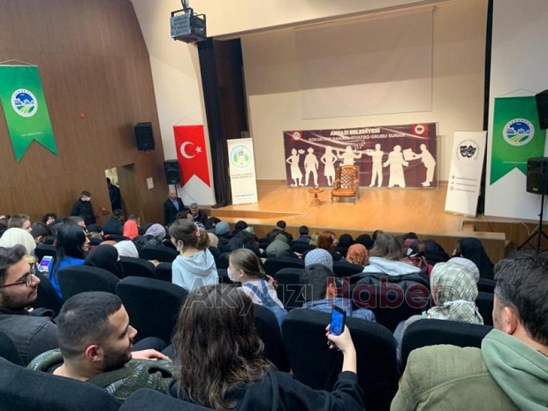 Akyazı’da iki farklı tiyatro oyunu sergilendi