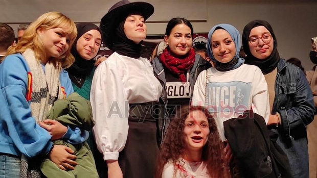 Akyazı’da iki farklı tiyatro oyunu sergilendi