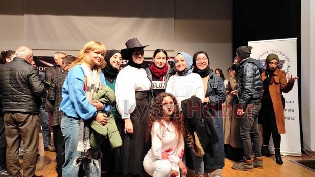 Akyazı’da iki farklı tiyatro oyunu sergilendi