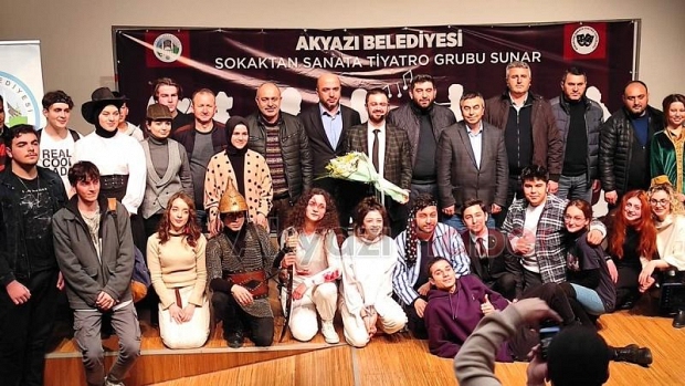 Akyazı’da iki farklı tiyatro oyunu sergilendi