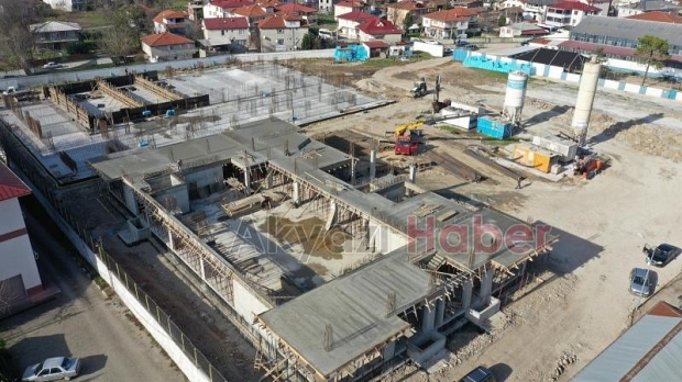 Akyazı Spor Kompleksi'nin ilk kat kaba inşaatı tamamlandı