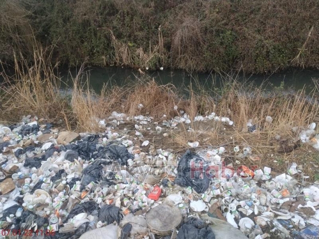 Bunun adı rezillik çöp yerine dereye attılar