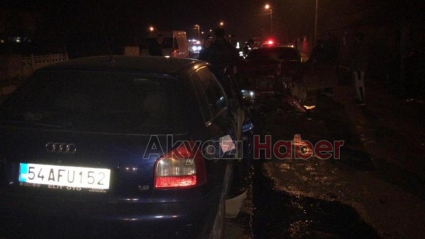 Akyazı'da otomobille kafa kafaya çarpıştı: 4 yaralı