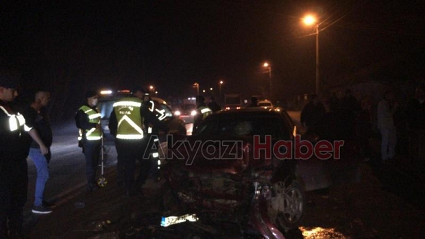 Akyazı'da otomobille kafa kafaya çarpıştı: 4 yaralı