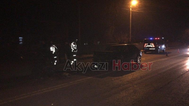 Akyazı'da otomobille kafa kafaya çarpıştı: 4 yaralı