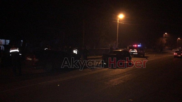 Akyazı'da otomobille kafa kafaya çarpıştı: 4 yaralı
