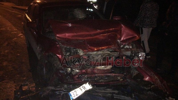 Akyazı'da otomobille kafa kafaya çarpıştı: 4 yaralı