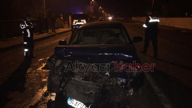 Akyazı'da otomobille kafa kafaya çarpıştı: 4 yaralı
