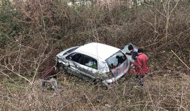 Akyazı'da otomobil şarampole uçtu