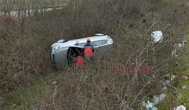 Akyazı'da otomobil şarampole uçtu
