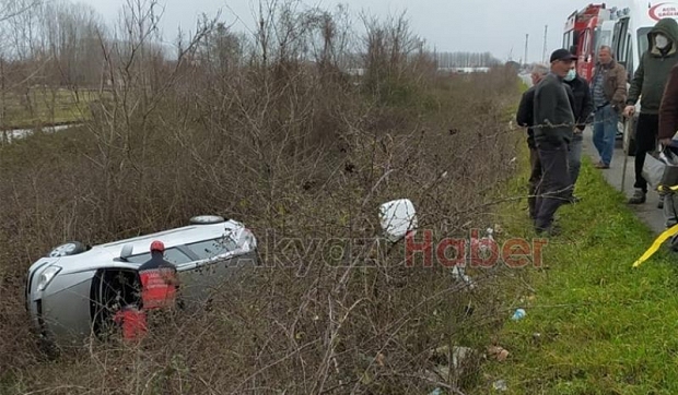 Akyazı'da otomobil şarampole uçtu