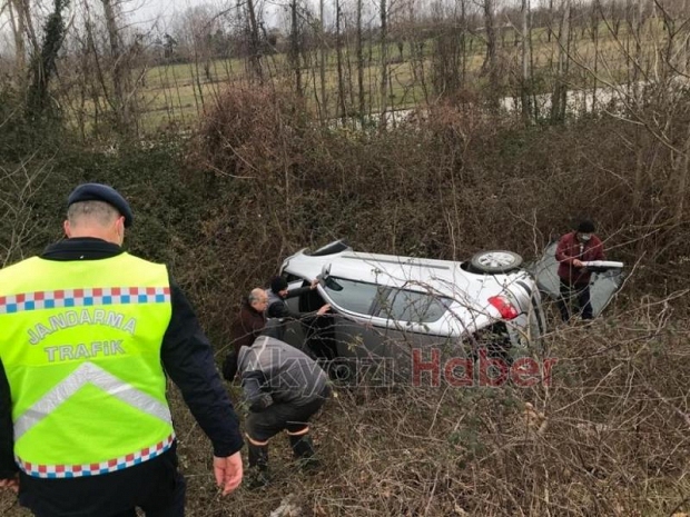 Akyazı'da otomobil şarampole uçtu