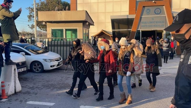 Kucaklarındaki bebeklerle adliyeye sevk edildiler