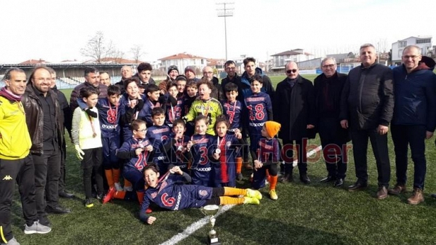 Akyazı Paris Ortaokulu şampiyon oldu 