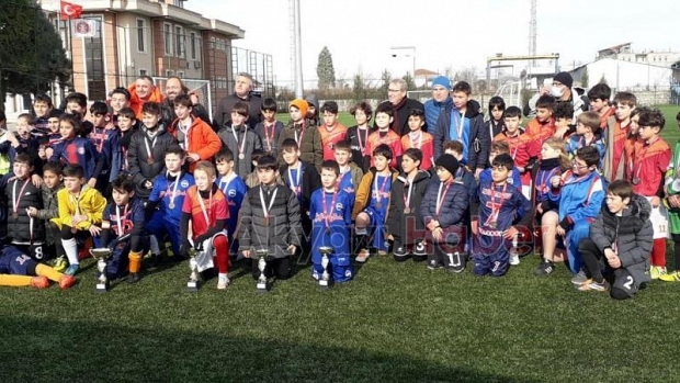 Akyazı Paris Ortaokulu şampiyon oldu 