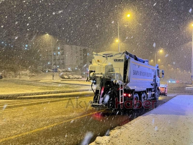 Büyükşehir ekipleri gece boyu yolları açtı