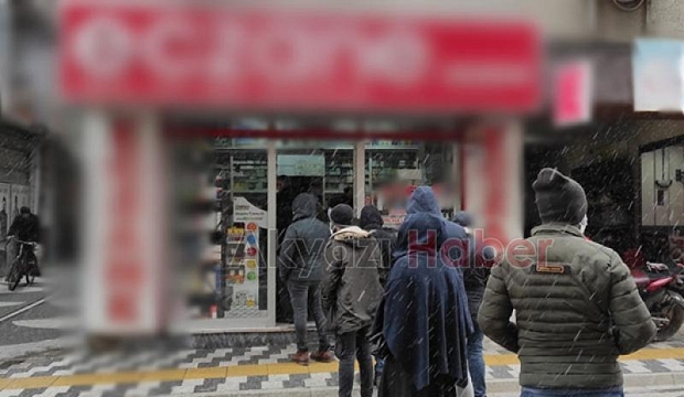 Müdürlük karar aldı, eczacılar odası uygulamaya koymadı, kuyruk sürüyor